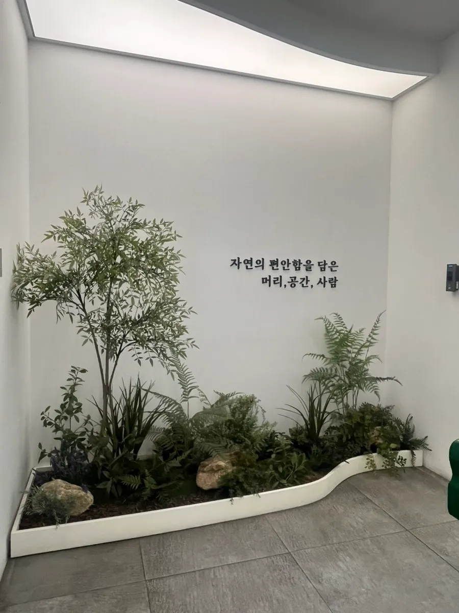 어판장 2층 미용실로 올라가는 계단 입구
