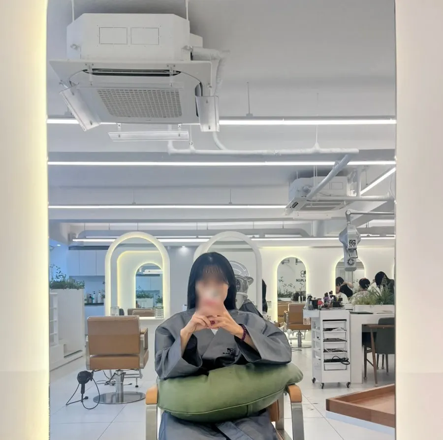 컷과 펌 시술이 진행되는 매장 내부 모습