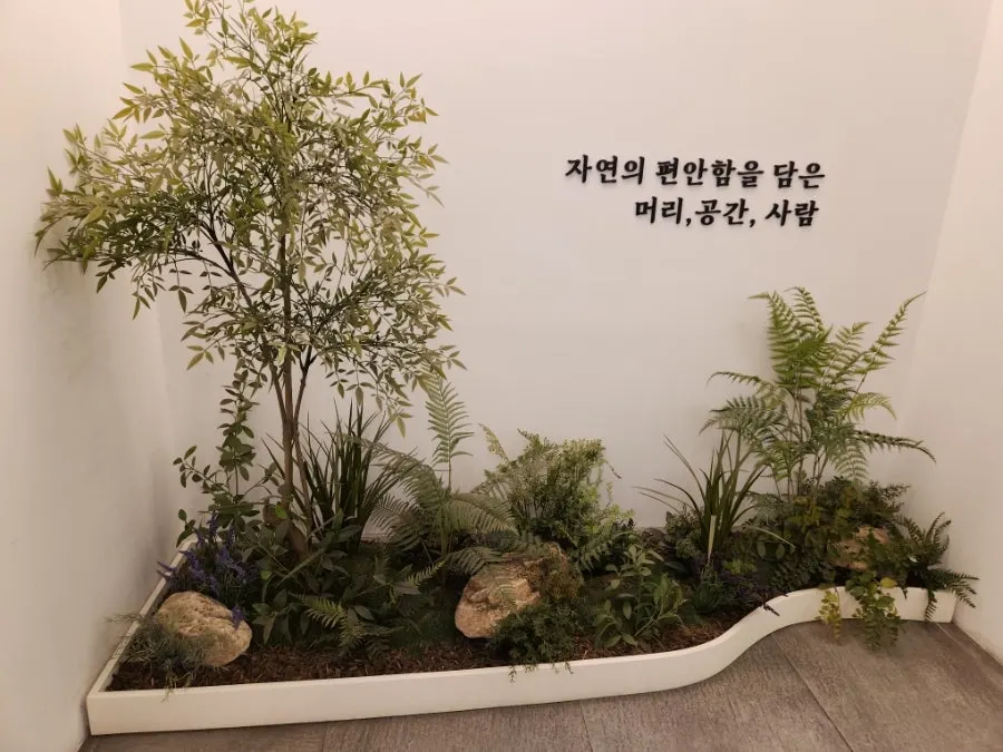 음료와 다과가 준비된 셀프바