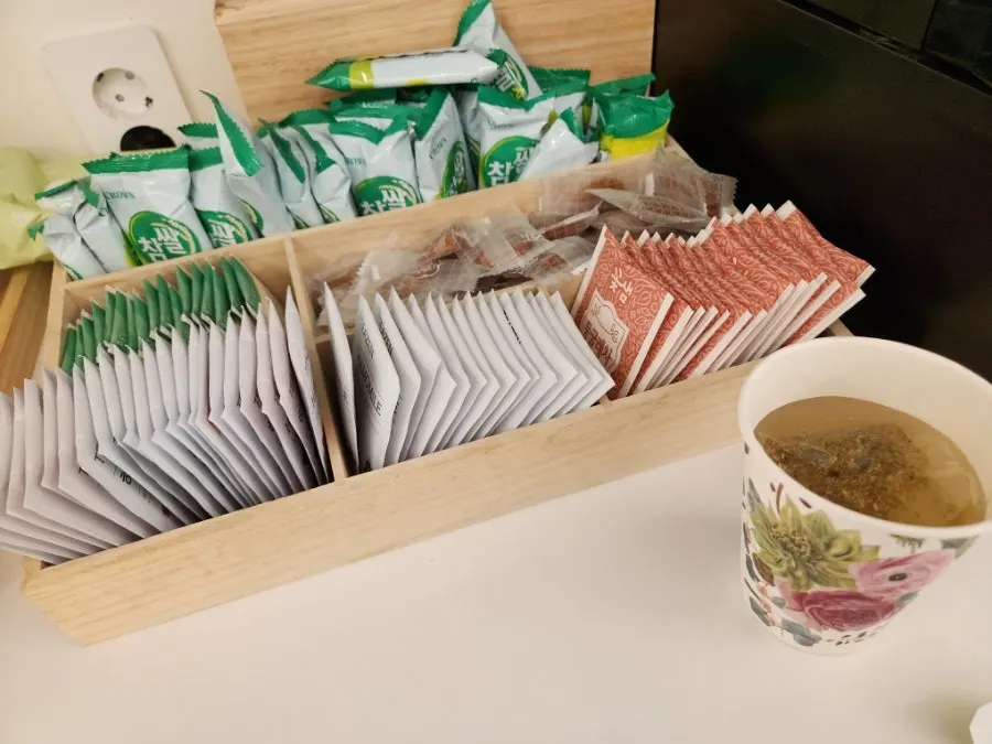 간단한 다과가 놓인 테이블