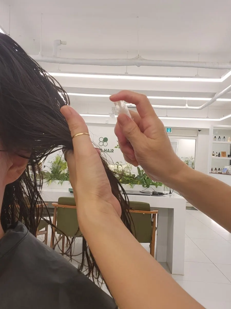 클리닉 단계 중 모발 케어 장면