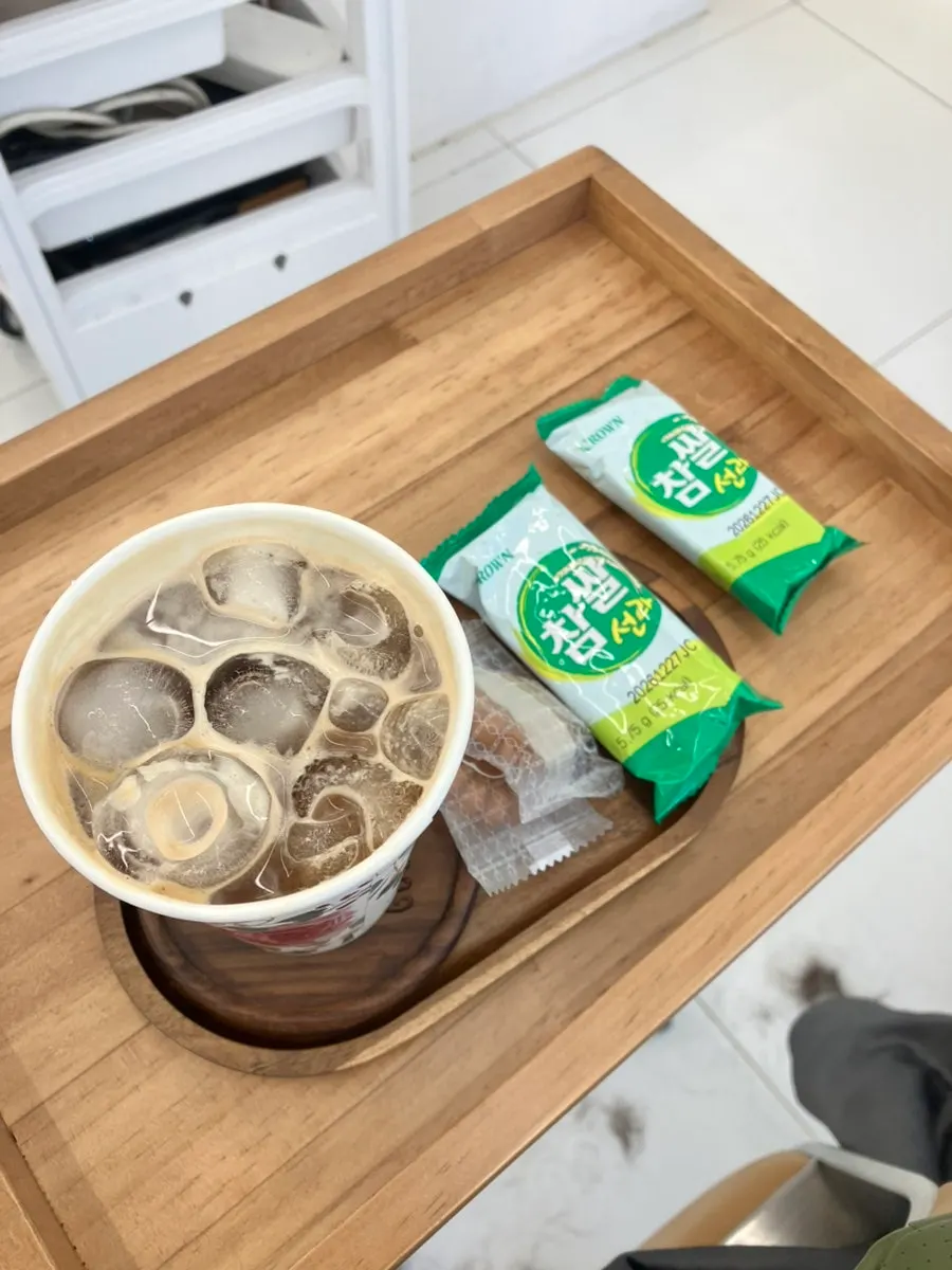 시술 중 제공된 커피와 과자