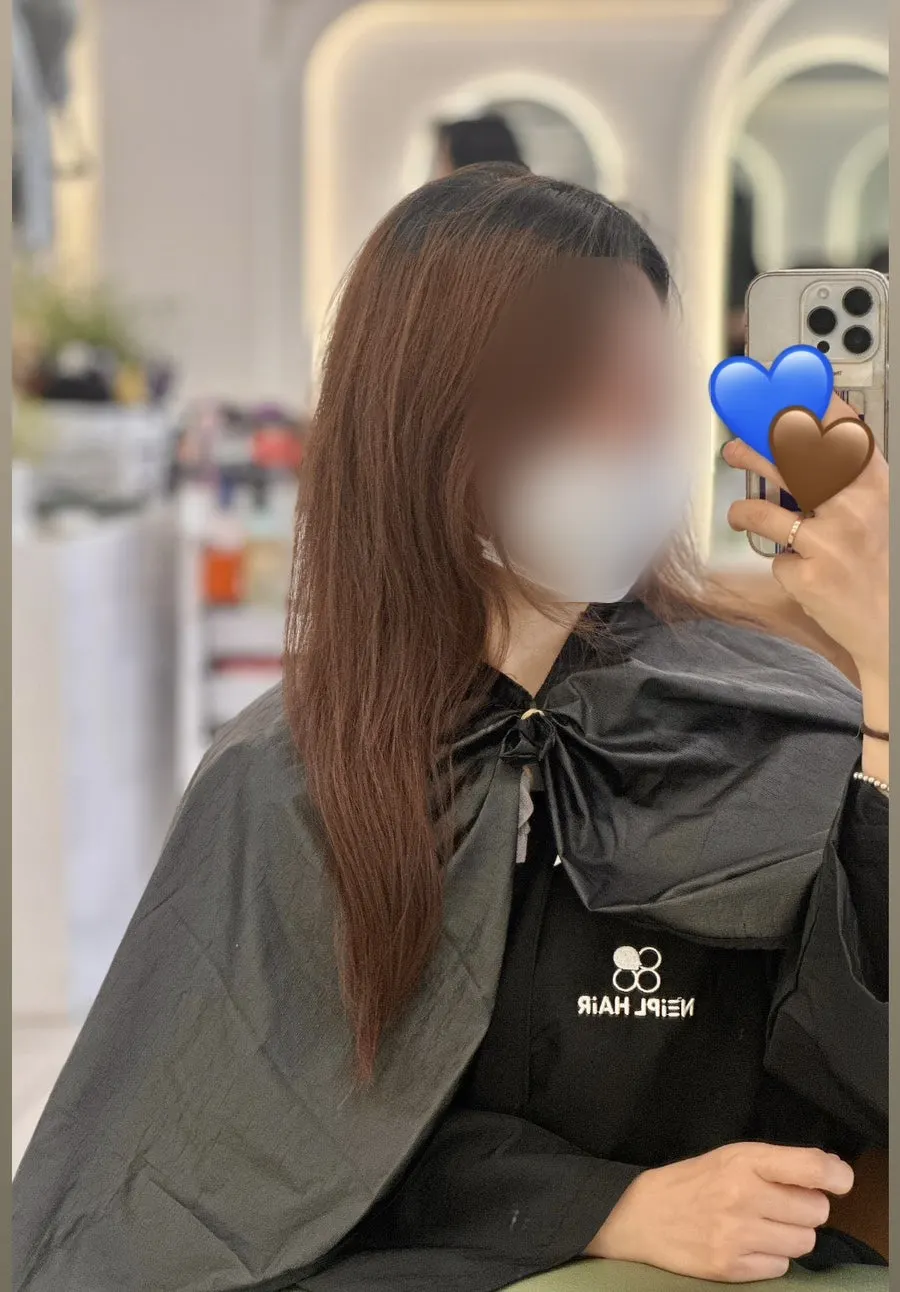 자연 채광이 드는 미용실 좌석 공간