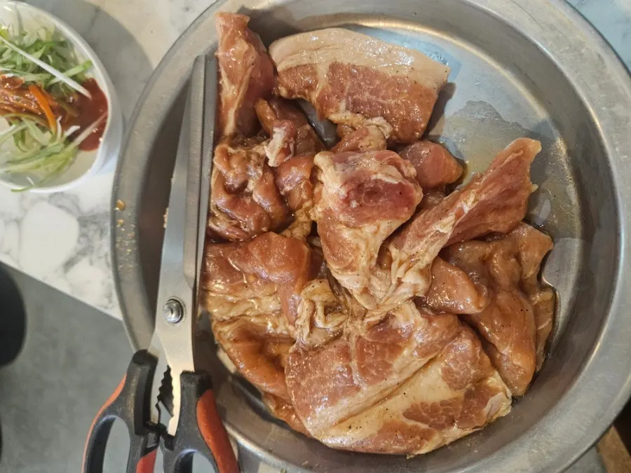 양념게장과 지진김치가 포함된 기본 반찬