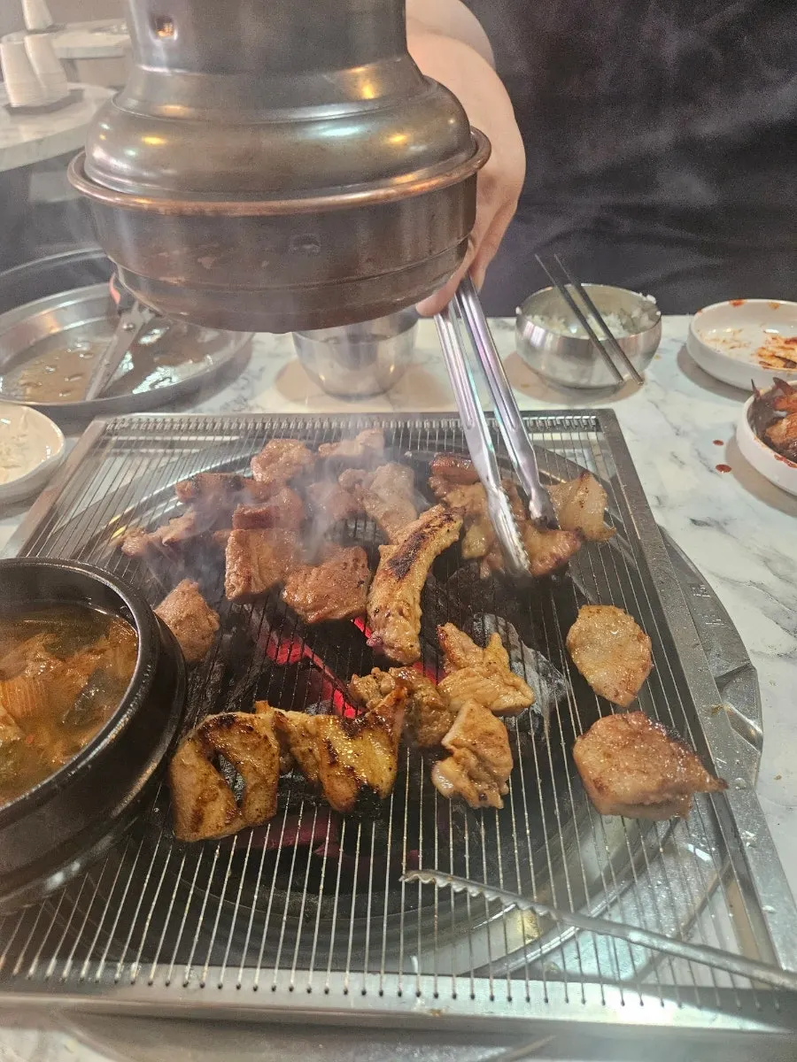숯불에 올린 양념 돼지갈비