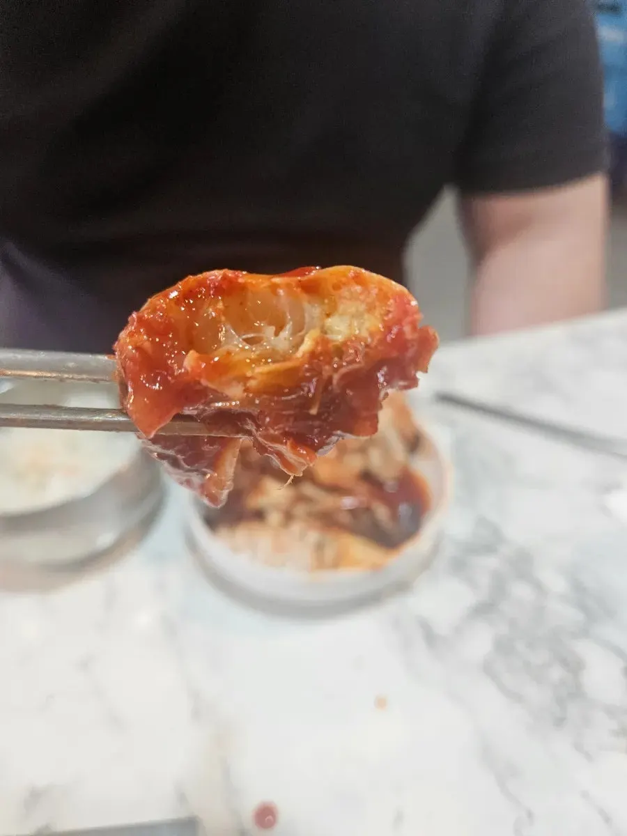 숯불에서 굽는 양념 돼지갈비