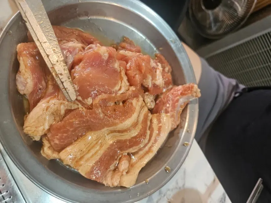 특제소스와 함께 먹는 돼지갈비