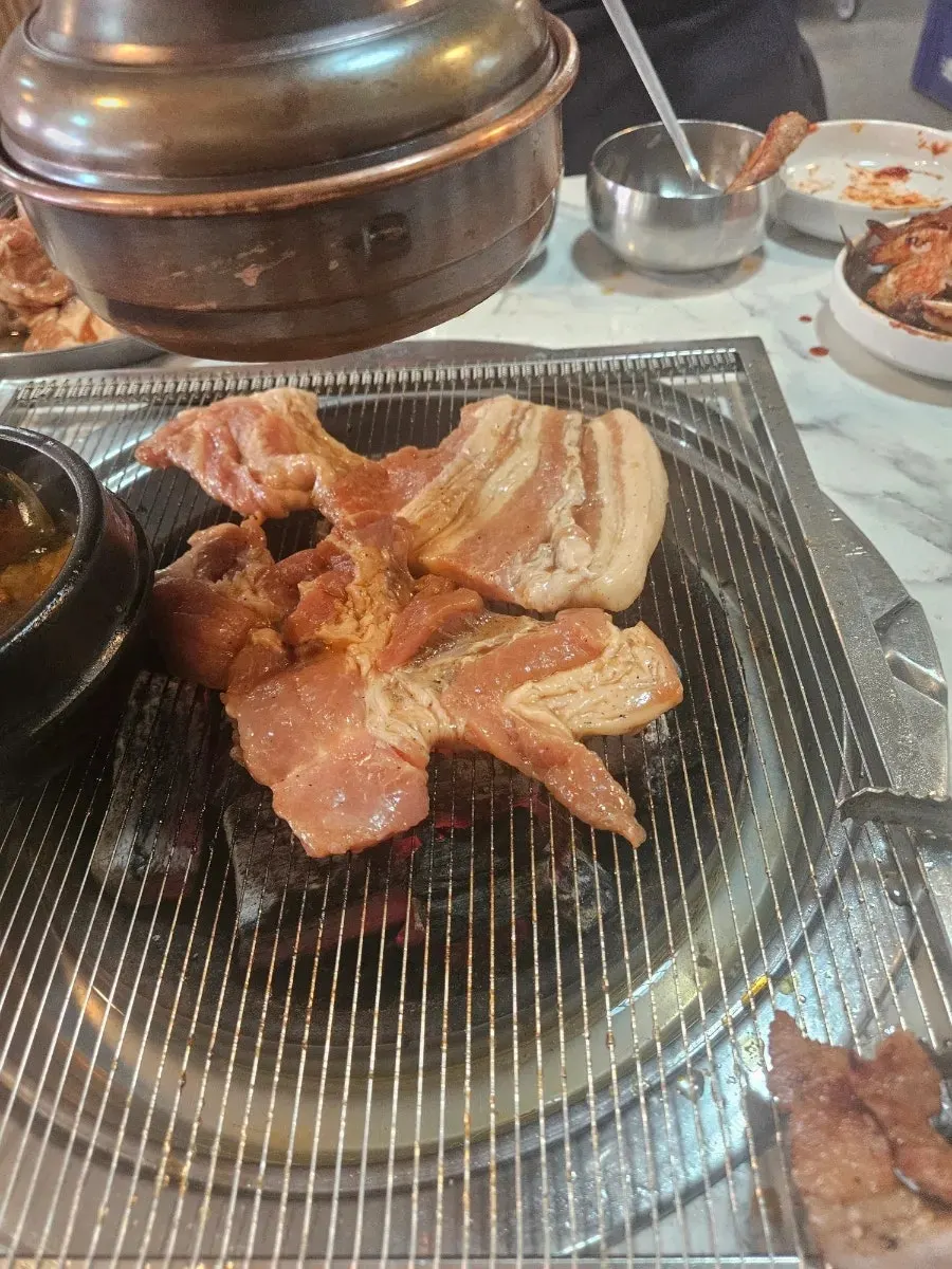상추 쌈으로 곁들인 양념 돼지갈비