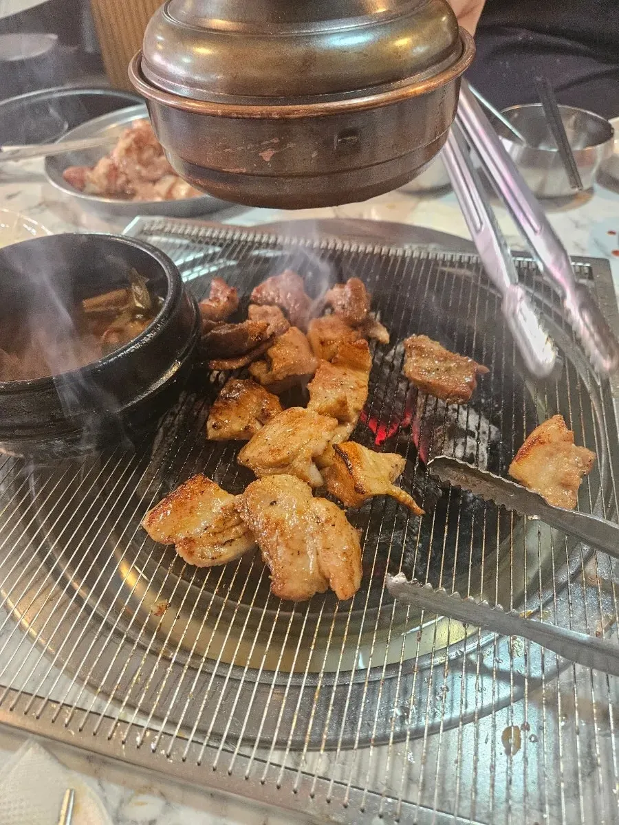 마늘과 양파장아찌를 올린 갈비 쌈