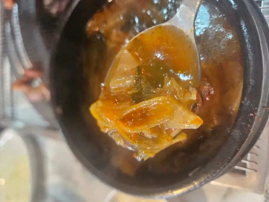 추가 주문한 돼지갈비 식사 장면