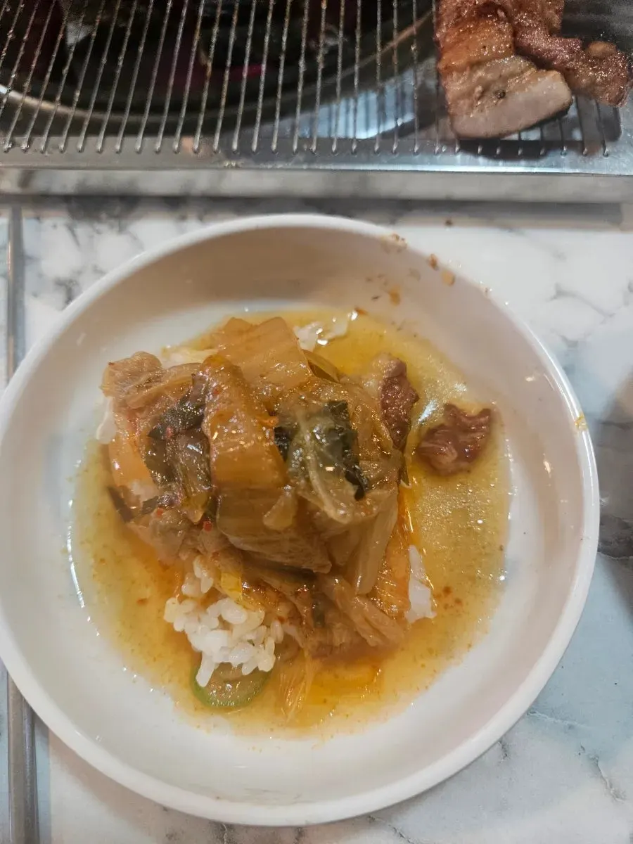 추가 주문 뒤 차려진 갈비 상차림