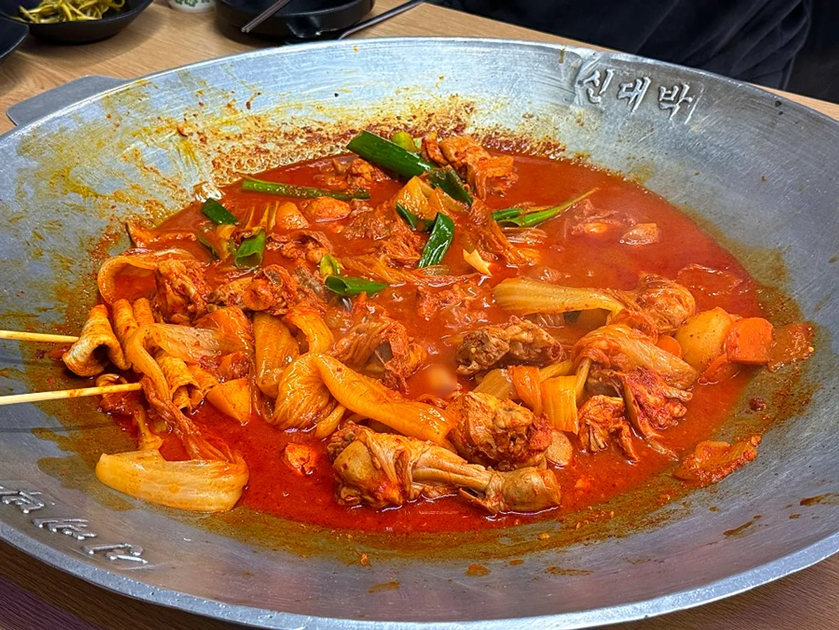 솥뚜껑에 담겨 나온 묵은지 닭도리탕