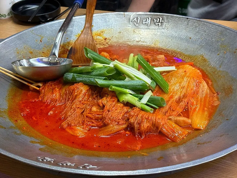 묵은지가 푸짐하게 올라간 솥뚜껑 닭도리탕