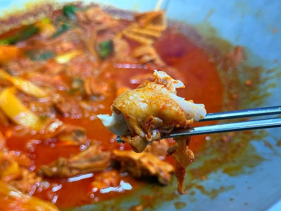 살이 붙어 있는 닭다리