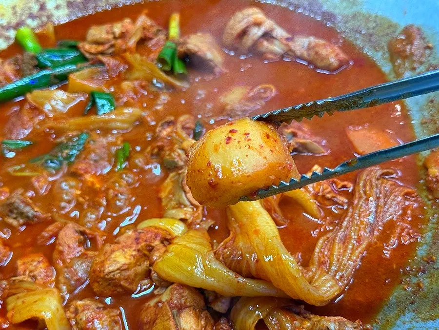 양념이 밴 닭고기 한 점