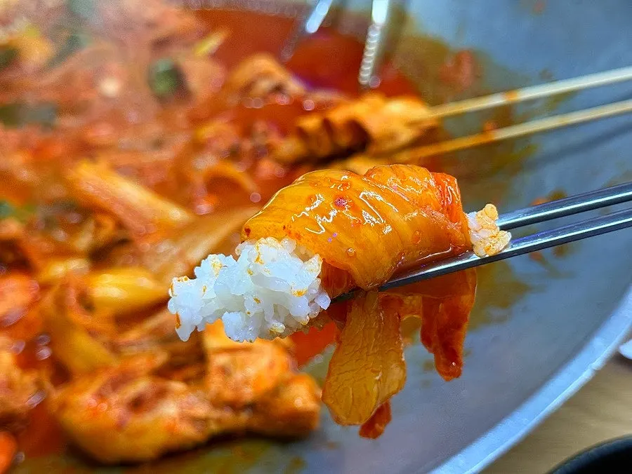 푹 끓여진 묵은지를 찢은 모습