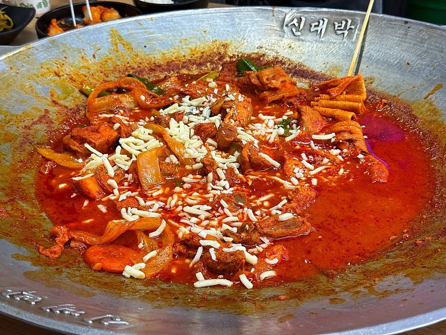 밥에 올려 싸 먹는 묵은지와 닭고기