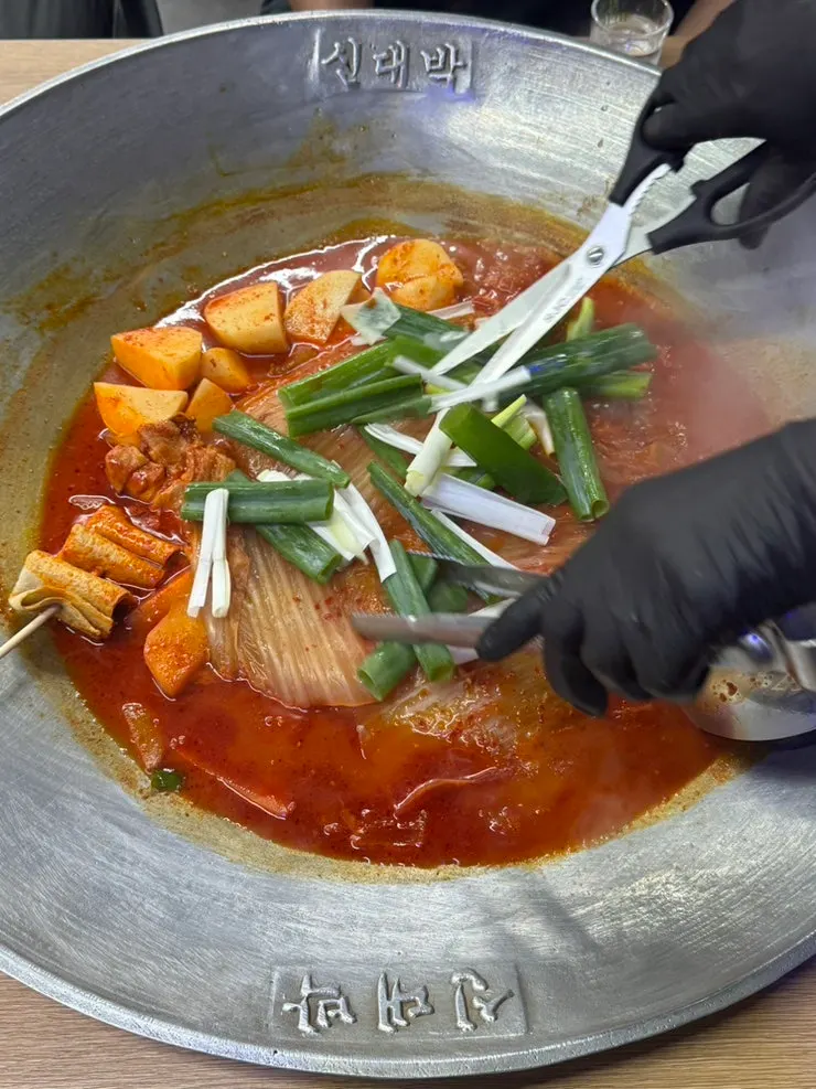 Close-up of the cast-iron lid dakdoritang while cooking