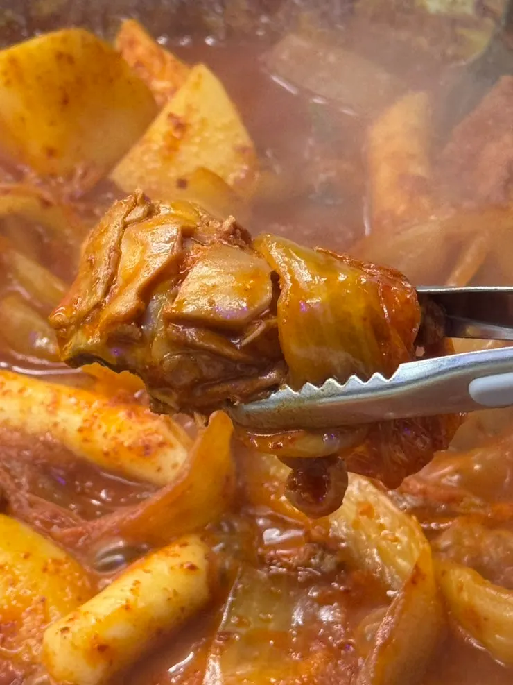 Aged-kimchi chicken stew broth bubbling away