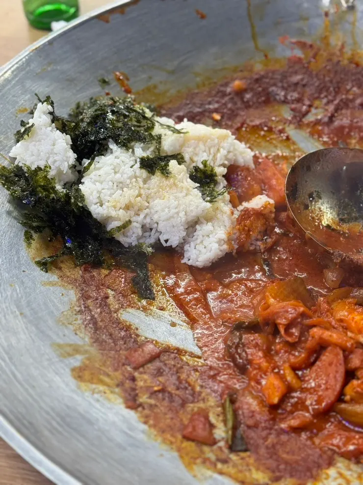 Eating cast-iron lid dakdoritang in the open-air dining space