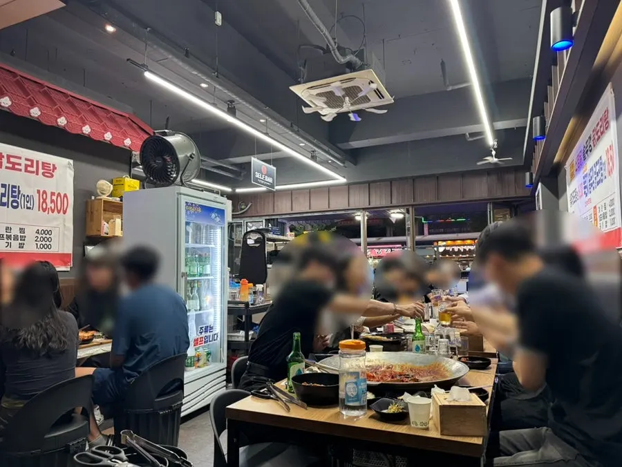 Entrance of Sindaebakjip with no wait on a Friday evening