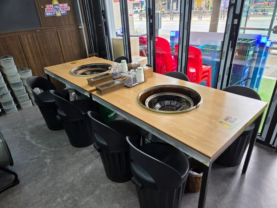 Interior of Sindaebakjip with spacious seating