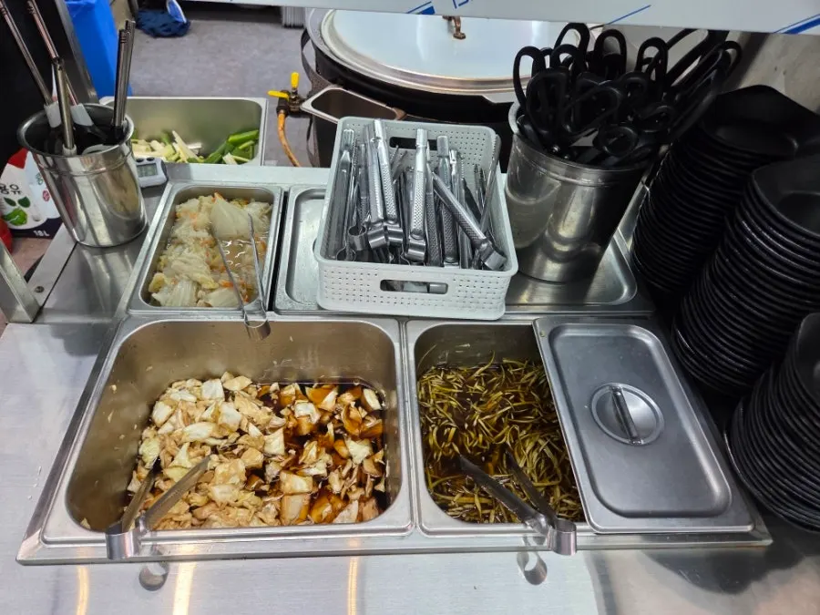 Side dish containers at the self-serve bar