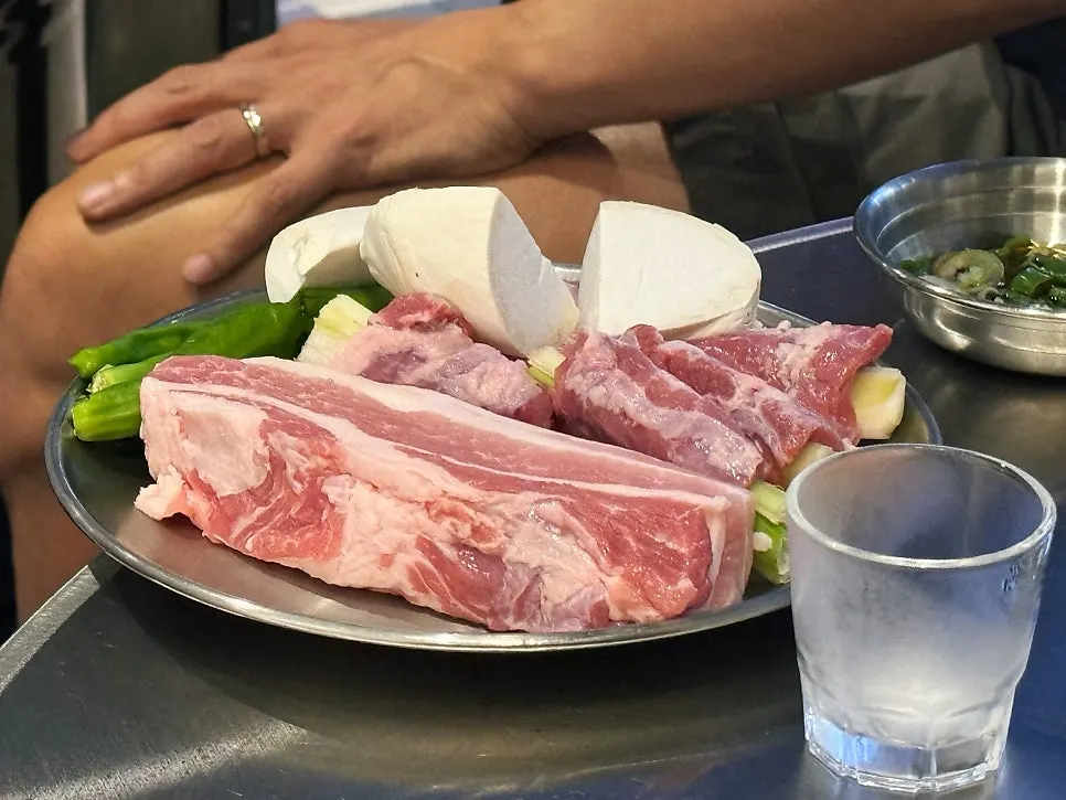 Table next to the open door at Sammokjip