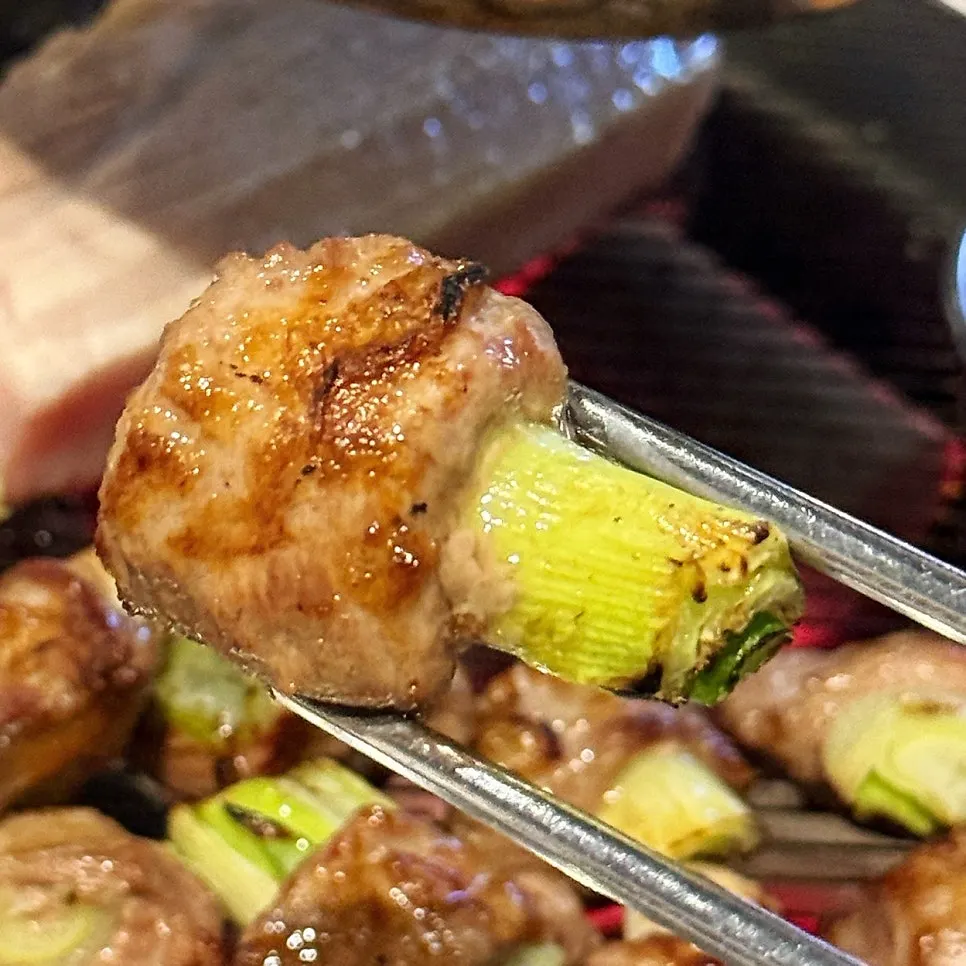 Skirt meat grilling with whole scallions