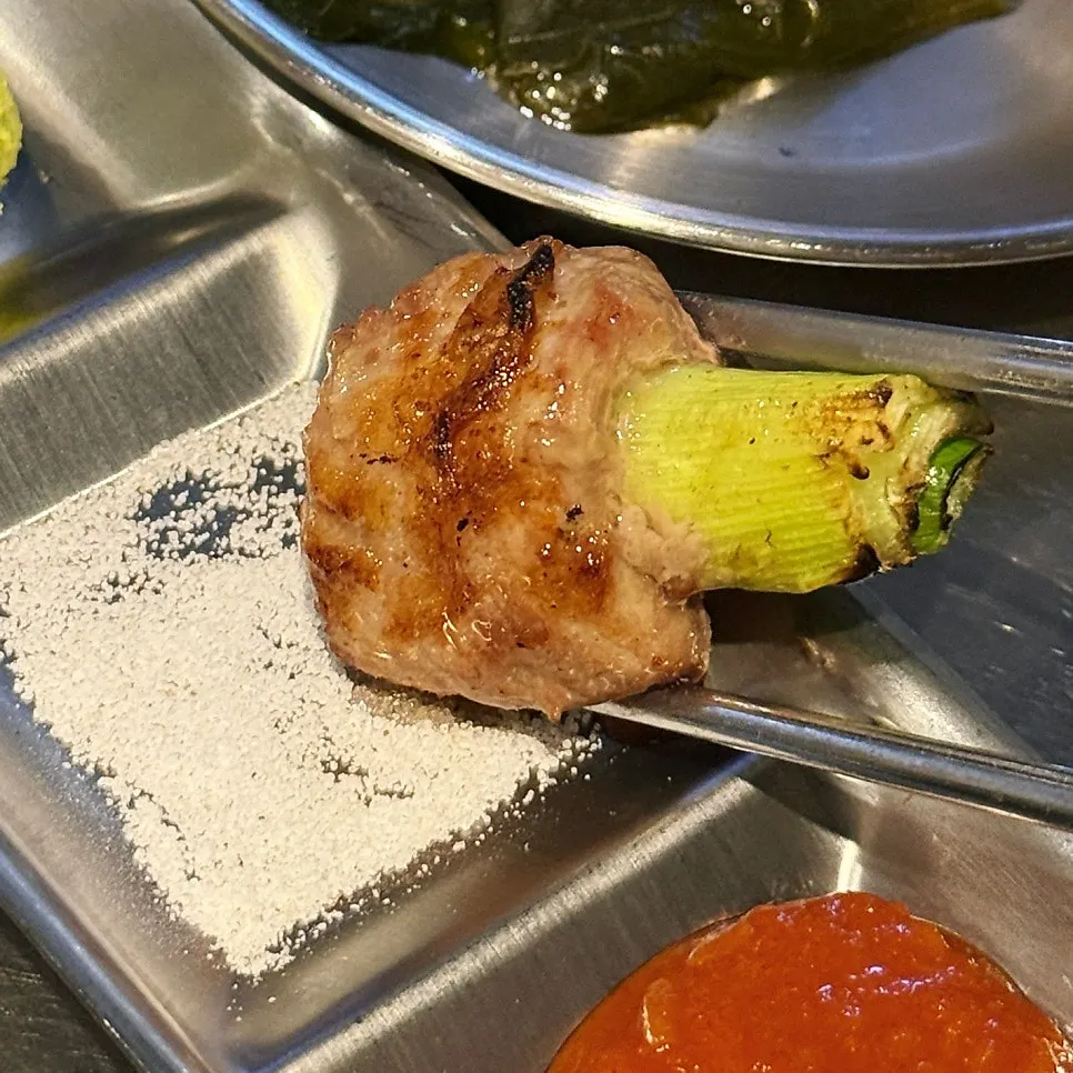 Whole-scallion skirt meat cooking over charcoal