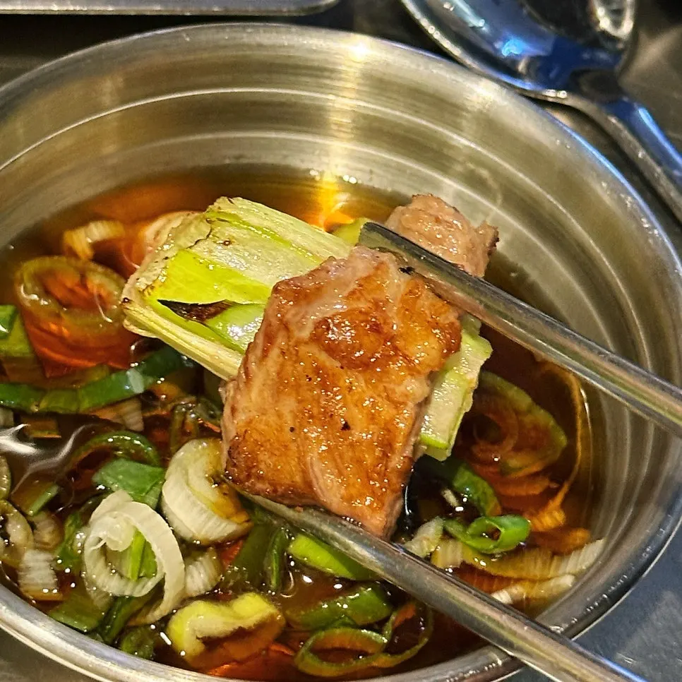 A well-grilled piece of whole-scallion skirt meat