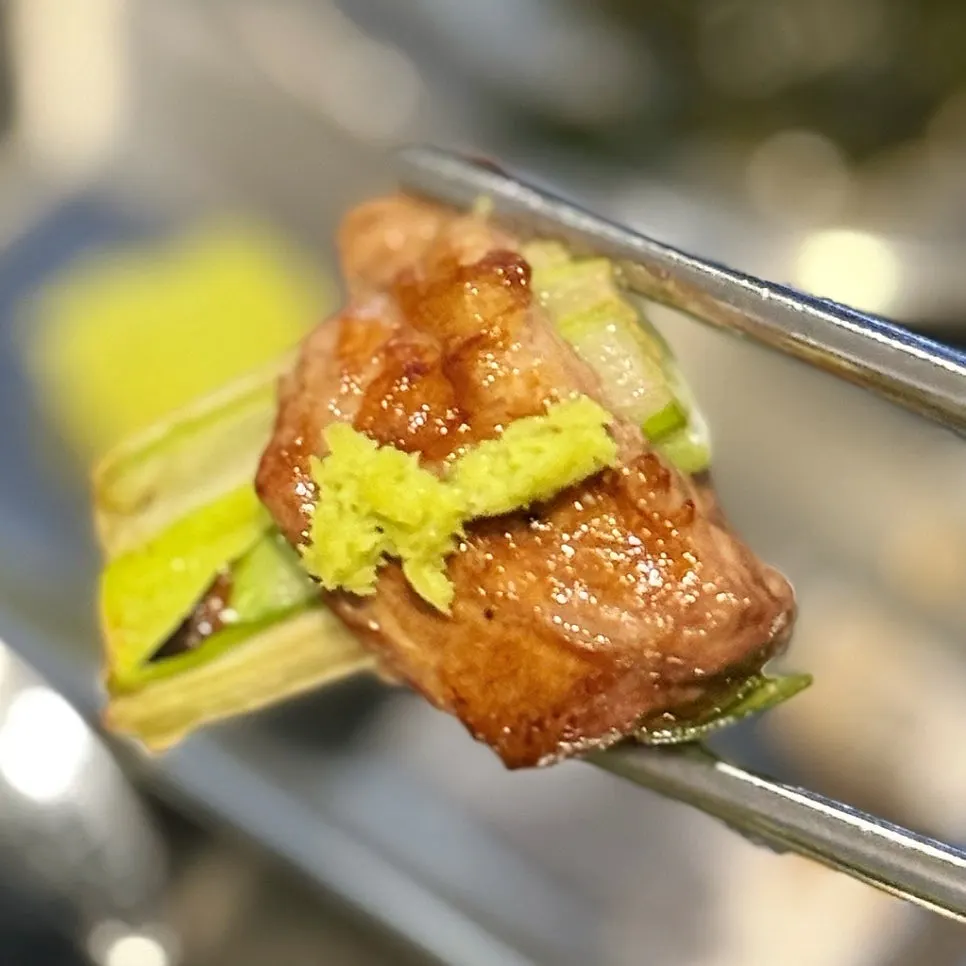 Whole-scallion skirt meat dipped in sauce