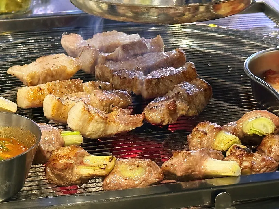 Whole-scallion skirt meat and side dishes on the grill