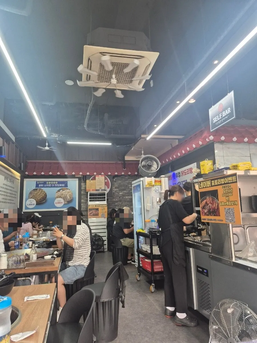 Entrance of Sindaebakjip with a Sunday lunch wait