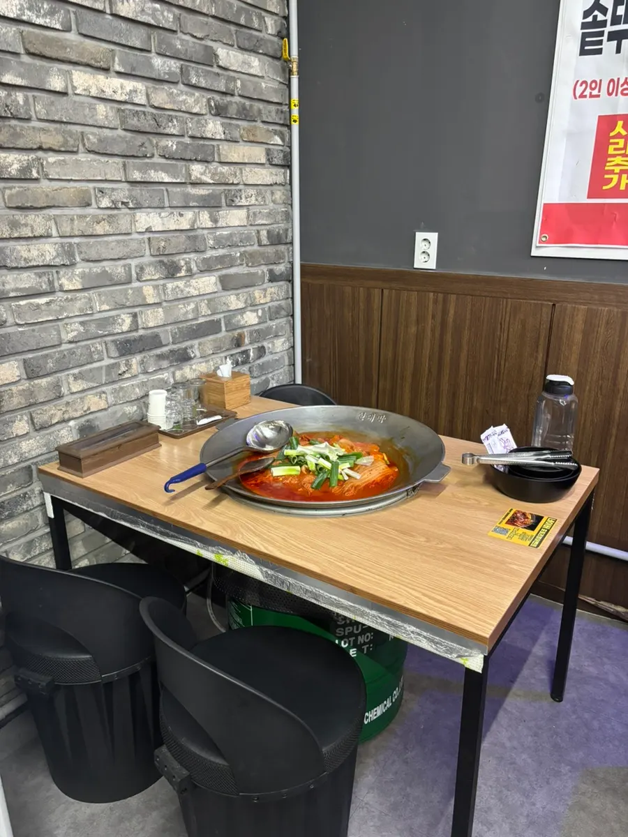 Cast-iron pot lid placed in the middle of a table