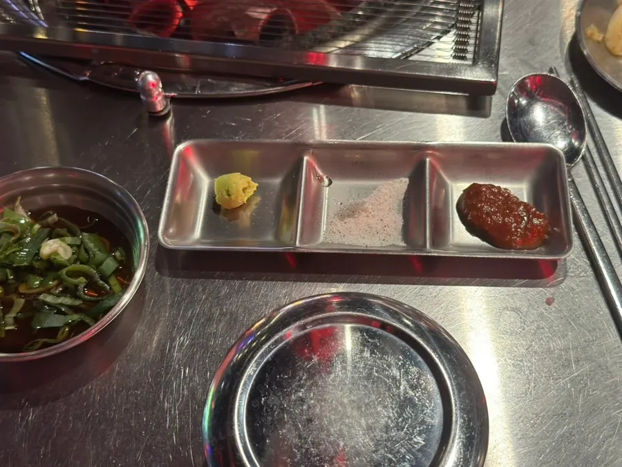 김치와 멜젓을 올린 불판