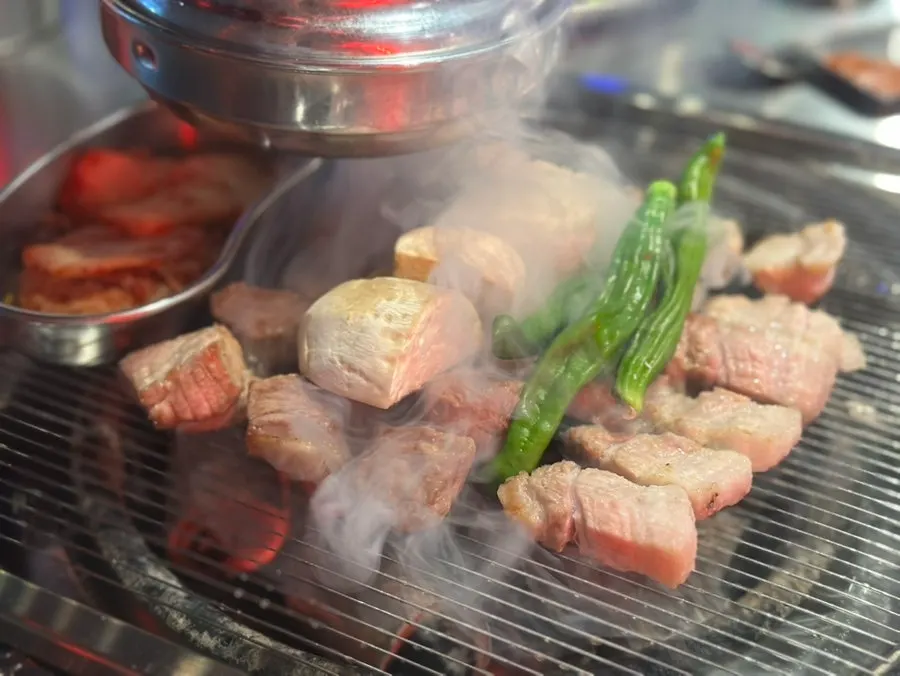 삼목집 고기 굽는 장면