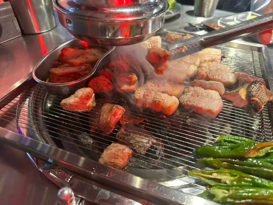 고추와 팽이버섯이 든 김치찌개