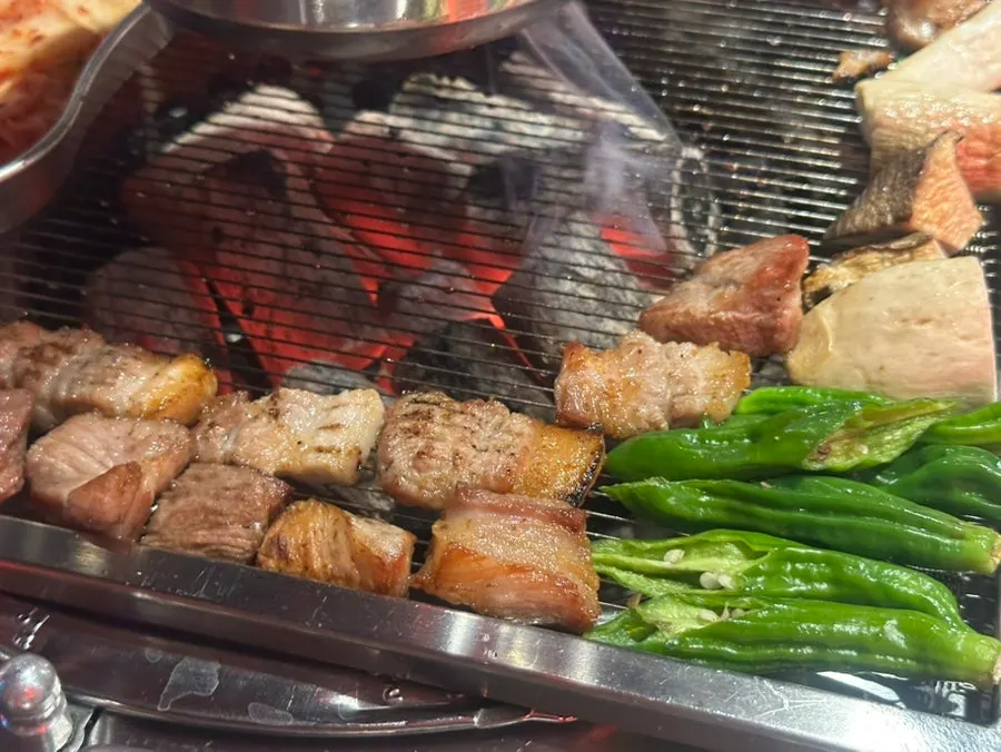 적당히 익은 삼겹살 조각