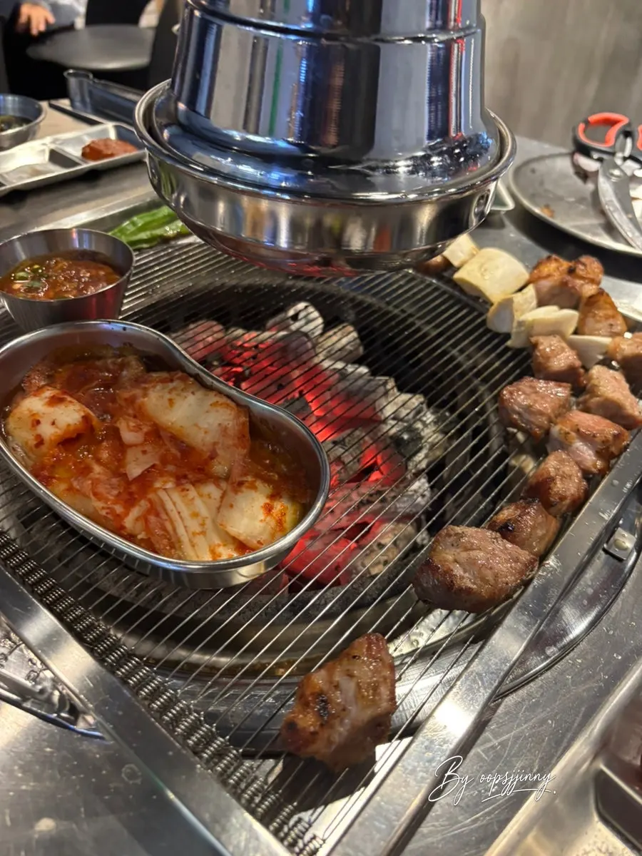 Remaining grilled teukmoksal on the grill