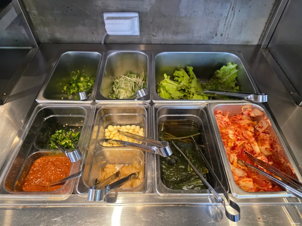 김치와 장아찌가 놓인 셀프바