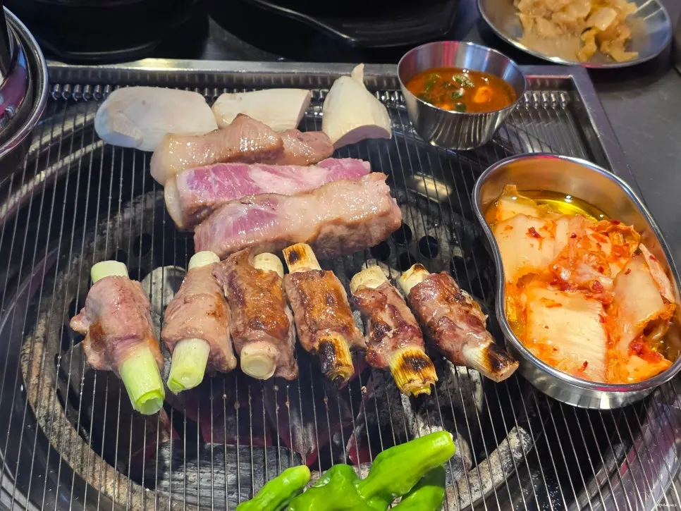 불판에서 구워지는 대파 갈매기살과 버섯