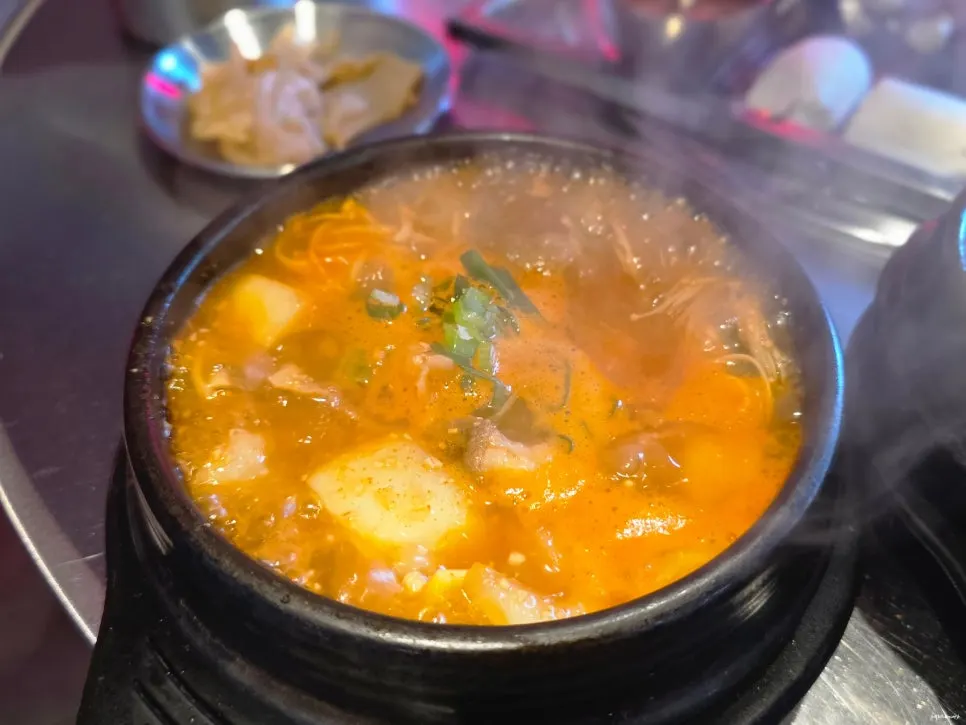 뚝배기에 봉긋하게 올라온 계란찜