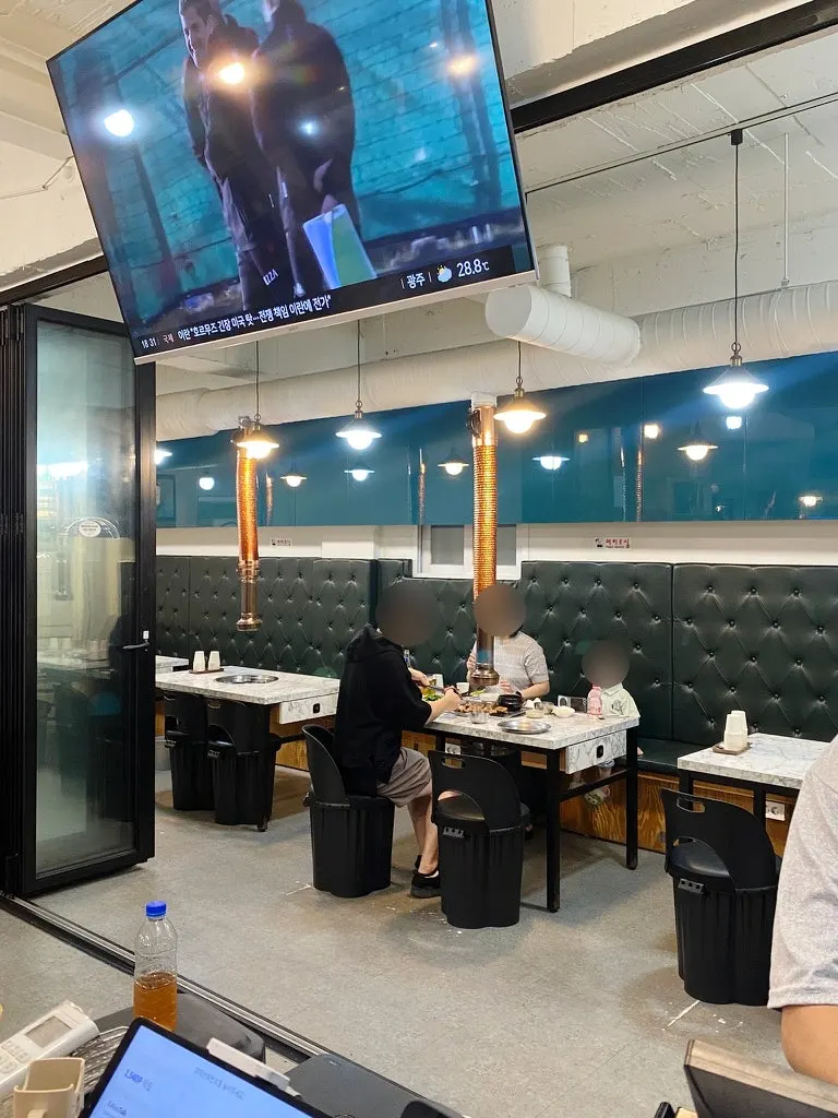 Interior and tables at Gwangmyeong Seoseo Galbi