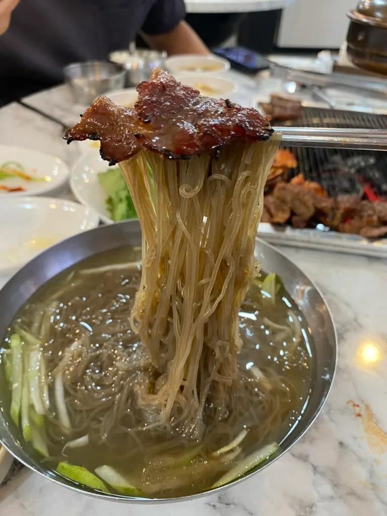 Beef short rib served with lettuce and side dishes