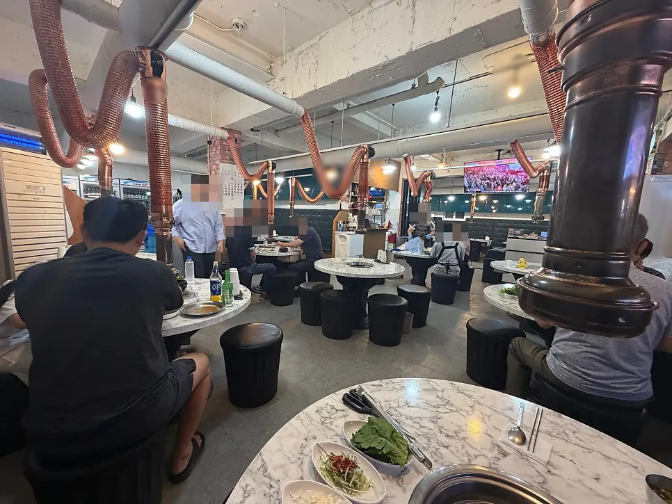 Dining area at Gwangmyeong Seoseo Galbi