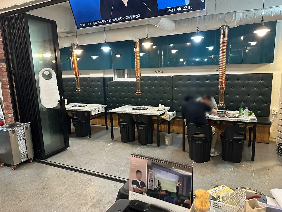 Interior tables at Gwangmyeong Seoseo Galbi