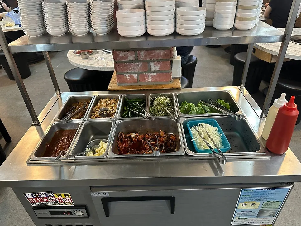 Spicy marinated raw crab and self-service side dishes