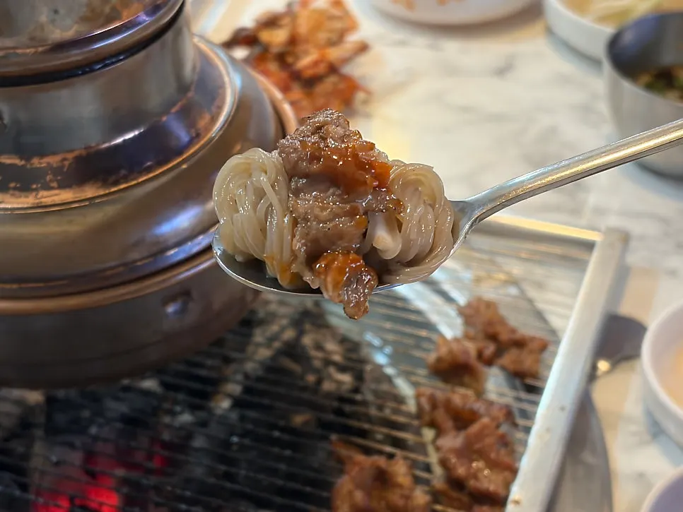Marinated ribs served with seasoned scallion salad