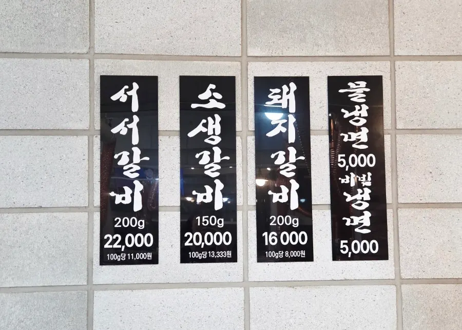 안쪽으로 길게 이어지는 좌석